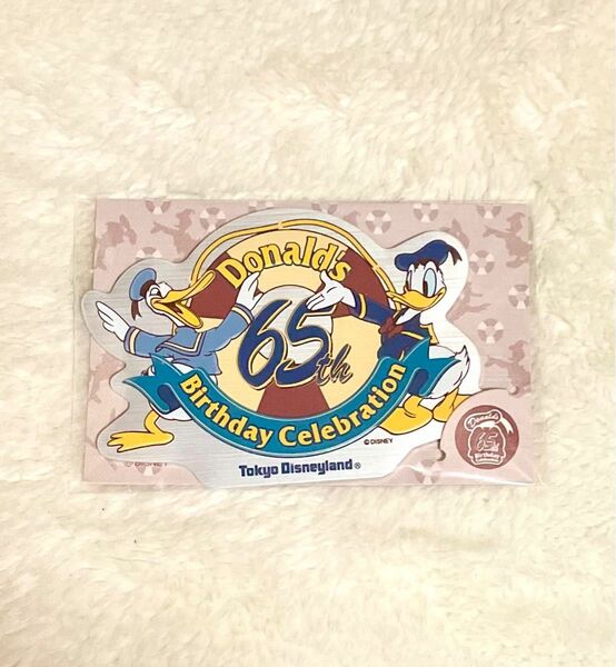 TDL♪東京ディズニーランド♪ドナルドダック生誕65周年♪65th♪アルミエンブレム ステッカー♪未使用