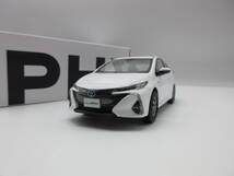 1/30 トヨタ プリウスPHV PRIUS PHV カラーサンプル 非売品 ミニカー　スーパーホワイトⅡ _画像1