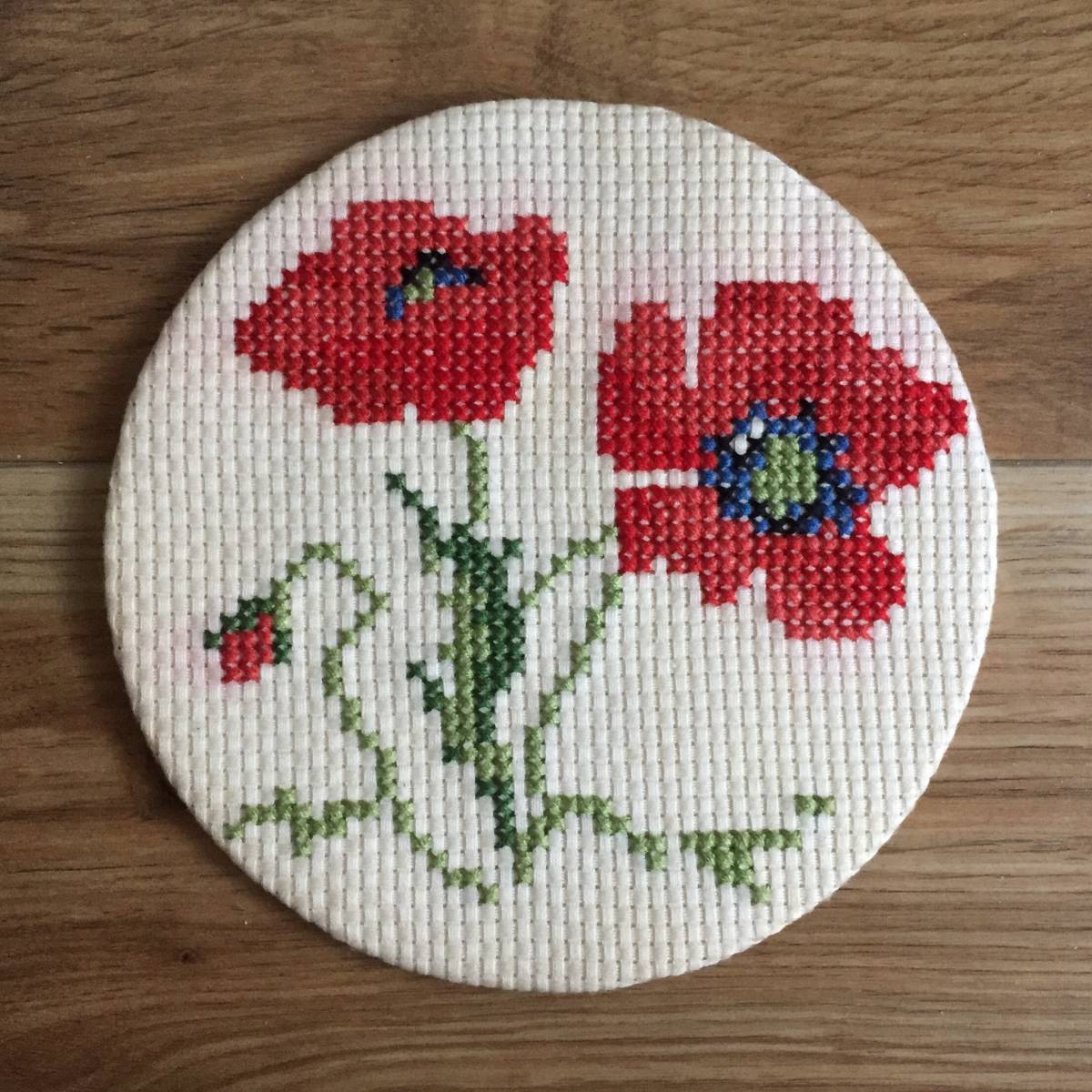 60er 70er Vintage Europäischer Flohmarkt Handstickerei Handgemachte Wandbehang Dekoration Kunstwerk Kreuz Kreuzstich Durchmesser ca. 14, 8cm Blume, Handgefertigte Artikel, Innere, Verschiedene Waren, Andere