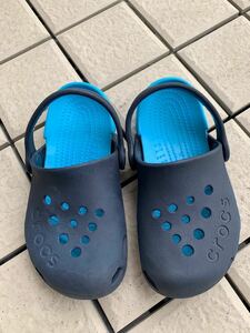 【美品】クロックス crocs キッズ　17.5センチ　紺　青　クロスカラー　夏　サンダル　C-10