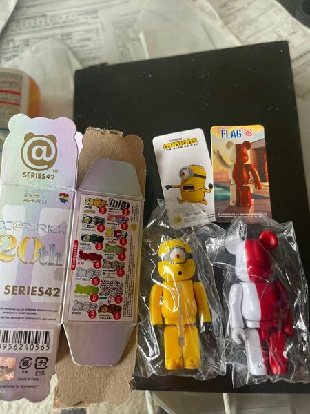 ベアブリック BE@RBRICK Series 42 二個セット　minions 100% Flag 100%