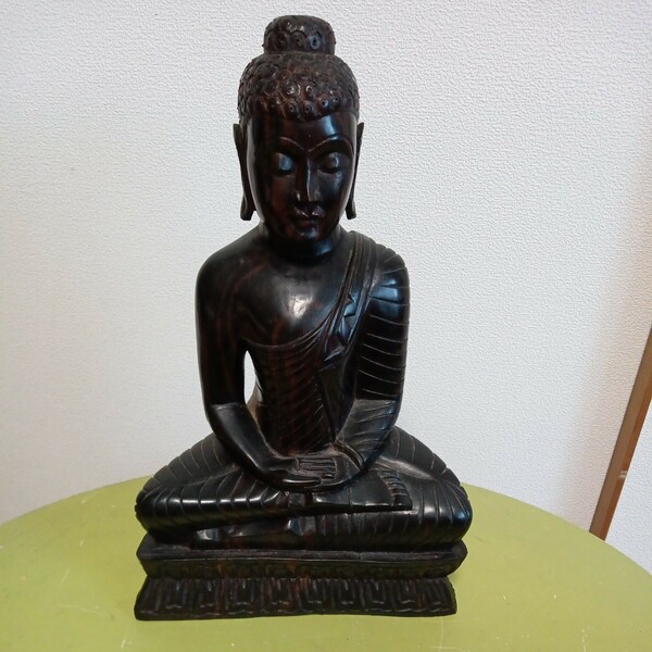 仏教美術御釈迦様像. 黒檀、横ー23センチ　高さー38センチ　幅ー10センチ　重さー4.5キロ。海外で、購入して、実家にあり。配送料無料で。