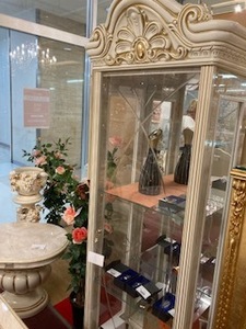 イタリア輸入 キャメルレオナルドシリーズ ホワイトアイボリー 飾り棚　ガラスケース　コレクションケース　ショーケース　ライト1灯