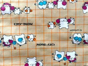 【新品】PIONIE the CATS　ベージュ地にオレンジ色格子柄・猫イラストプリント生地　幅91㎝×長さ150㎝