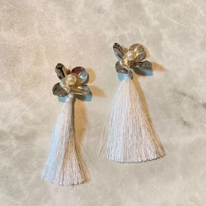 再入荷 ホワイトタッセル シルバーフラワー イヤリング ピアス 結婚式 前撮り オシャレ お色直し