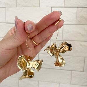 大人気 ハンドメイド ゴールドフラワー うねうねイヤリング ピアス 結婚式 前撮り お色直し