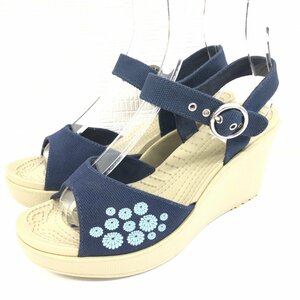 ●ほぼ未使用 Crocs クロックス ウェッジソール 花柄 ストラップサンダル W7(23cm) 紺 ネイビー ラバーサンダル レディース 女性用 婦人