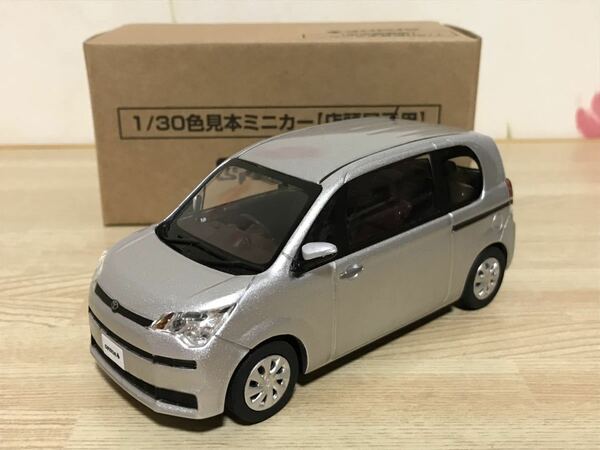 送料無料　1/30 トヨタ　スペイド シルバーメタリック　カラーサンプル ミニカー　TOYOTA SPADE 色見本 店頭展示用