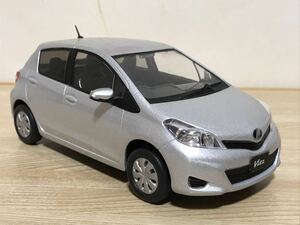 送料無料　1/24 トヨタ　ヴィッツ　シルバー　カラーサンプル ミニカー　TOYOTA Vitz 色見本 店頭展示用