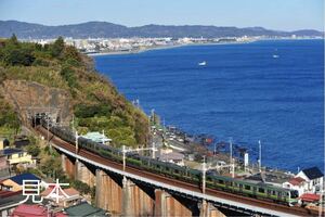 鉄道写真　東海道線を走る湘南色帯のE217系