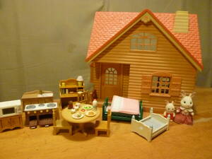 エポック社　小さな赤い屋根のお家と家具やお人形のセット
