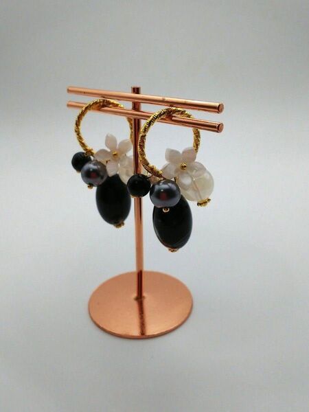 28.新品・未使用 ハンドメイドピアス イヤリング 黒 白 ガラス アクリル フラワー