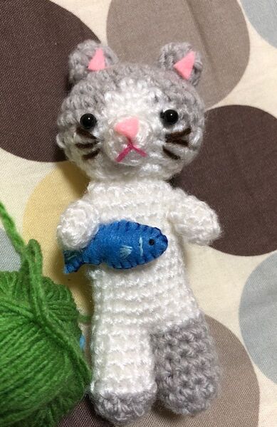 92★ハンドメイド あみぐるみ わたちのお魚いりゅ?にゃんこあみぐるみストラップ