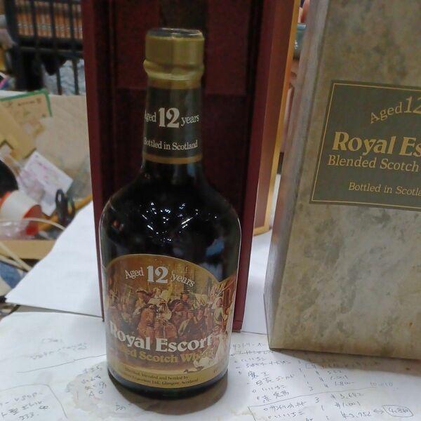 ロイヤルエスコート12年スコッチウイスキー。700ml40％。箱入りの綺麗な品物です。(梱)