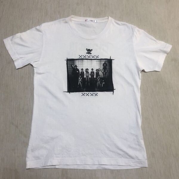 送料込み ユニクロ ONE PIECE ワンピース Tシャツ Sサイズ 半袖 丸首 白色 両面プリント 綿100% UNIQLO 古着 シミ 黄ばみあり