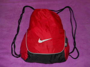 『送料無料です』 ◆ナイキ Nike ナップサックバッグ◆赤色 x 黒 43cm x 30cm