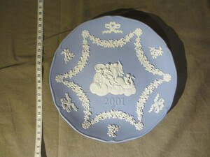 古い ”ウェッジウッドのお皿：記念皿「2001年」” 直径：18.5cm 英国製　「WEDGWOOD J MADE IN ENGLAND 刻印入り」 