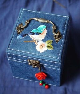 即決★ アクセサリーボックス 宝石箱 青い小鳥モチーフ デザイン 3段 スエード