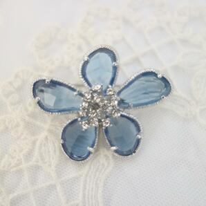 薄いブルーの花びら 輝石  透明感のあるお花 ヴィンテージ調 ブローチの画像1