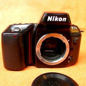 h393 Nikon F70 一眼レフ オートフォーカス サイズ:幅約14.5cm 高さ約10cm 奥行約6.5cm/60