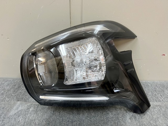 シエンタ DBA-NSP172G 右テールランプ 338713-