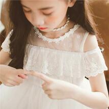 F9069 キッズドレス　子供　女の子　白い レースワンピース　丸いネック　薄手_画像3
