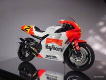 完成品 1990 YZR500 マルボロ ロバーツ ウェインレイニー ハセガワ バイク プラモデル模型 WAYNE RAINEY YAMAHA SE (TZR250R 3MA 1KT 3XV_画像4