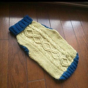 ⑧犬服　手編みアランセーター　ケーブル　バイカラー