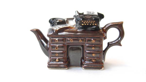 Made in England CRIME WRITERS DESK (crime novelist's desk) CARDEW DESIGN (Cardew Design) TINY TEAPOT: Teapot-shaped interior accessory, handmade works, interior, miscellaneous goods, ornament, object