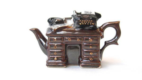 イギリス製 CRIME WRITERS DESK（犯罪小説家の机）CARDEW DESIGN（カーデュー デザイン） TINY TEAPOT：ティーポット型インテリア小物