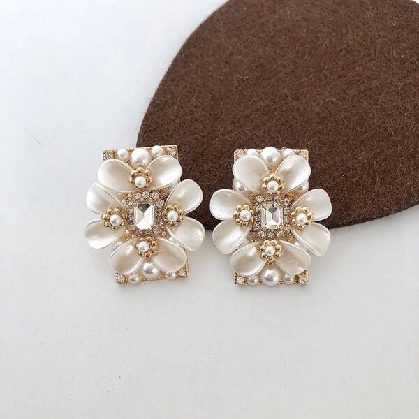 【新品】flower bijou pierce:フラワー ビジュー ピアス ホワイト 白