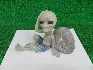 ポリレジン製 ガーデン彫像 エイリアン 座っているエイリアンの像 置物 ガーデニング 庭 異星人 宇宙人 Alien ※ワケ有り商品