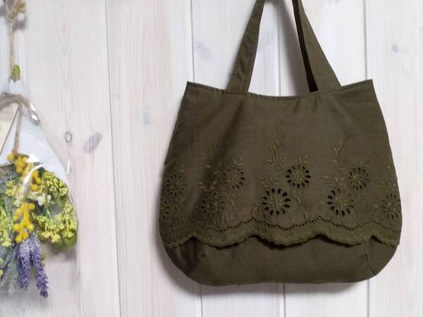ハンドメイド☆小ぶりなふっくらバッグ スカラップレース刺繍 ブラウン