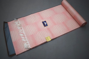 A01-1　即決 新古品 絹交織 甲斐絹紬 着尺反物 赤ピンク 格子 未仕立て品
