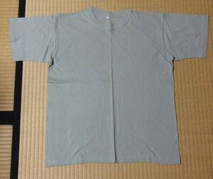 灰色の薄手のLサイズ半袖Tシャツ（下着にも）