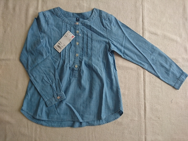 ◎新品★ユニクロ GIRLS　ピンタックライトデニムシャツ　ライトブルー　130サイズ　綿100％　シャンブレーシャツ