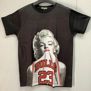 DBR7A. デザインTシャツ Mサイズ　Marilyn Monroe BW マリリンモンロー　BULLS 23 ブルズ　プリントTシャツ