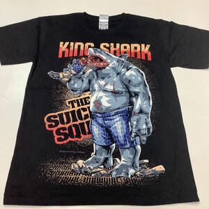SR13A3. デザインTシャツ Mサイズ　KING SHARK THE SUICIDE SQUAD キングシャーク　スーサイドスクワッド　半袖Tシャツ