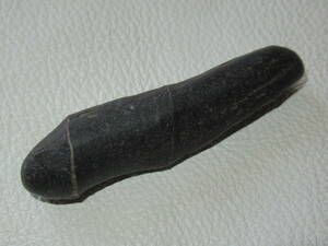 ■希少！ペニス、 男性器、ちんちんの形をした天然石（黒玉石） 全長8.9ｃｍ、最大径約2.2ｃｍ、重さ約60ｇ
