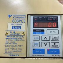 安川電機 インバーター3、7kw (モデル)CIMRー PCA23P7 中古品一般通電まで済みです。_画像2