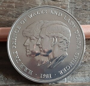 英国 イギリス 1981年 ブリティッシュ クラウン コイン 5シリング 28g 39mm 美品 本物 Charles & Diana のデザインエリザベス女王結婚記念