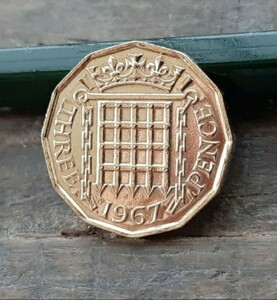 1967年英国3ペニーコインイギリス3ペンスブラス美物エリザベス女王21mm x 2.5mm6.8gブリティッシュ本物古銭
