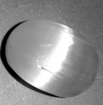 ベリロナイトキャッツアイ 2.64ct 宝石 ルース 白色 半透明 明瞭なキャッツアイ効果 アフガニスタン産 瑞浪鉱物展示館 4778_画像2