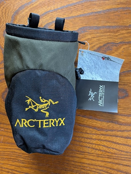 タグ付きカナダ製【ARC'TERYX】チョークバックＬ　カーキ色