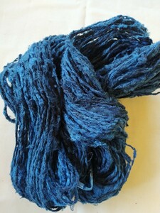 藍染め糸　キビソ手紡ぎ糸　シルク100　天然藍灰汁醗酵建て　ムラ染め　50g　濃いめ