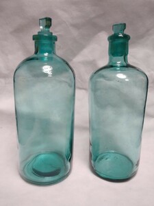 当時物　ガラス製　ビン　２本　淡いブルーが綺麗　栓がいいね　昭和レトロ　置物　オブジェ　花瓶　一輪挿し 　アンティーク