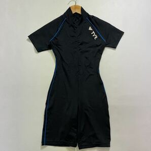 68 TYR ティア 半袖 フィットネス水着 ハーフスパッツ サイズM ロゴプリント フロントジップ ブラック 黒 レディース 30928Uの画像1