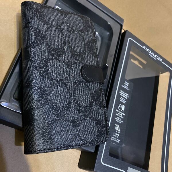 送料込●新品●価23100 COACH iPhone14PRO対応 iPhoneケース ダーク系A手帳タイプ型押しレザー シグネチャー スマホケース コーチ