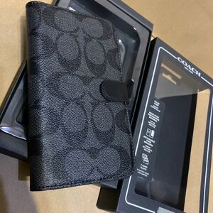 送料込●新品●価23100 COACH iPhone14PRO対応 iPhoneケース ダーク系C 手帳タイプ型押しレザー シグネチャー スマホケース コーチ