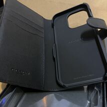 送料込●新品●価23100 COACH iPhone14PRO対応 iPhoneケース ダーク系C 手帳タイプ型押しレザー シグネチャー スマホケース コーチ_画像6